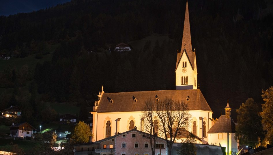Pfarrkirche Mariä Himmelfahrt im Zentrum von Sillian