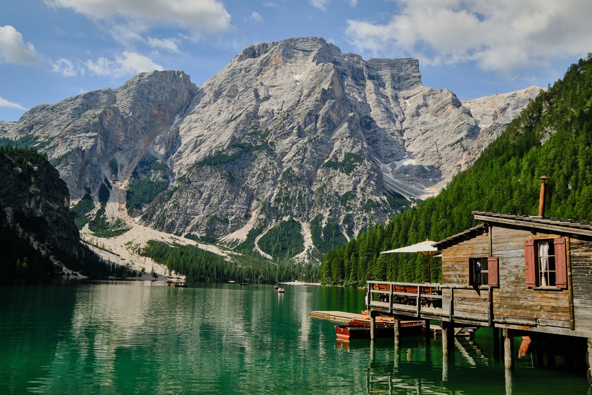 Ikonischer Blick auf den Pragser Wildsee mit Holzbooten und Seekofel