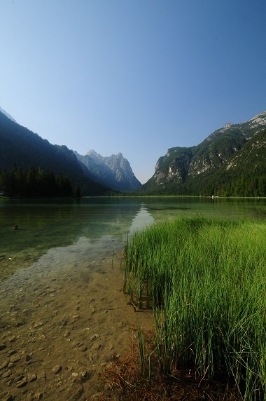 Toblacher See im Herbst mit Spiegelung der umliegenden Gipfel